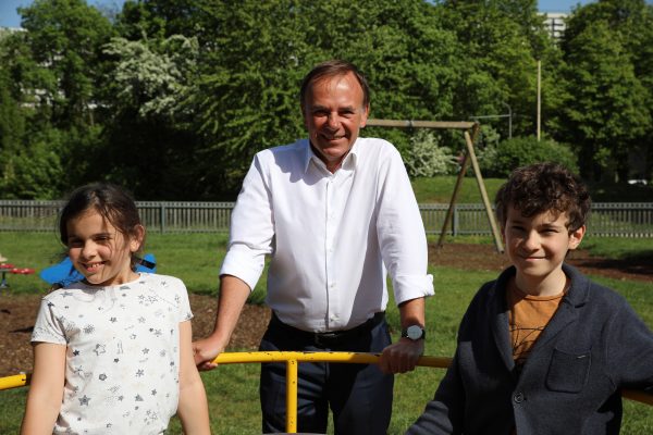 Gerald Bischof mit 2 Kindern am Spielplatz