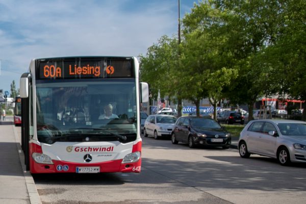 Bus 60A mit Fahrtrichtung Liesing in der Haltestelle Altererlaa in der Erlaaer Schleife
