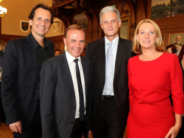 Bei der Angelobung als neuer Bezirksvorsteher mit ehemaligem Stadtrat Christian Oxonitsch, Bezirksvorsteher Stellverstreter Harald Gruber und Doris Bures im Jahr 2012 Copyright: Pressefoto Votava/PID