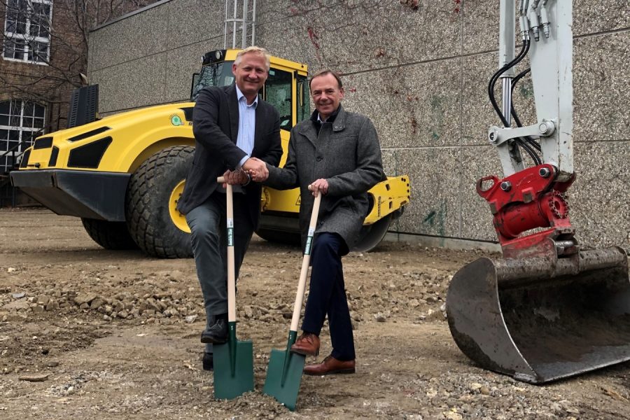 Gerald Bischof und Geschäftsführer Klaus Schiebel mit je einem Spaten in der Hand