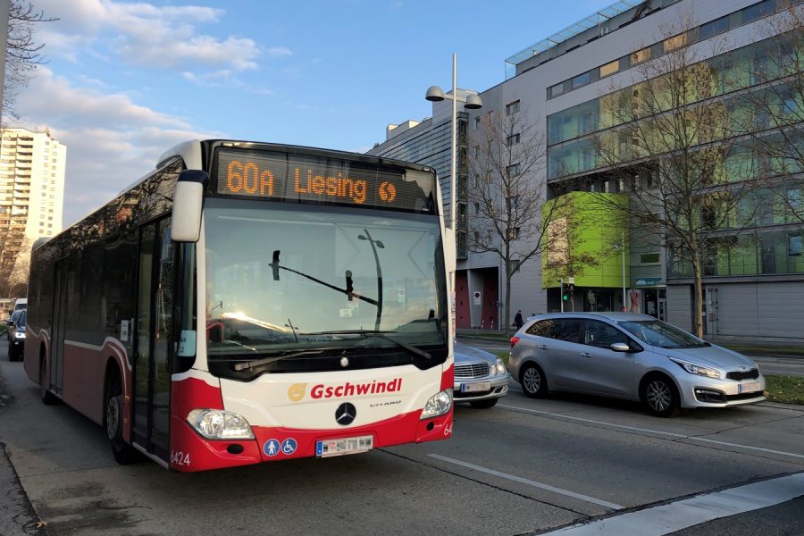 Bus 60A auf der Anton-Baumgartner-Straße