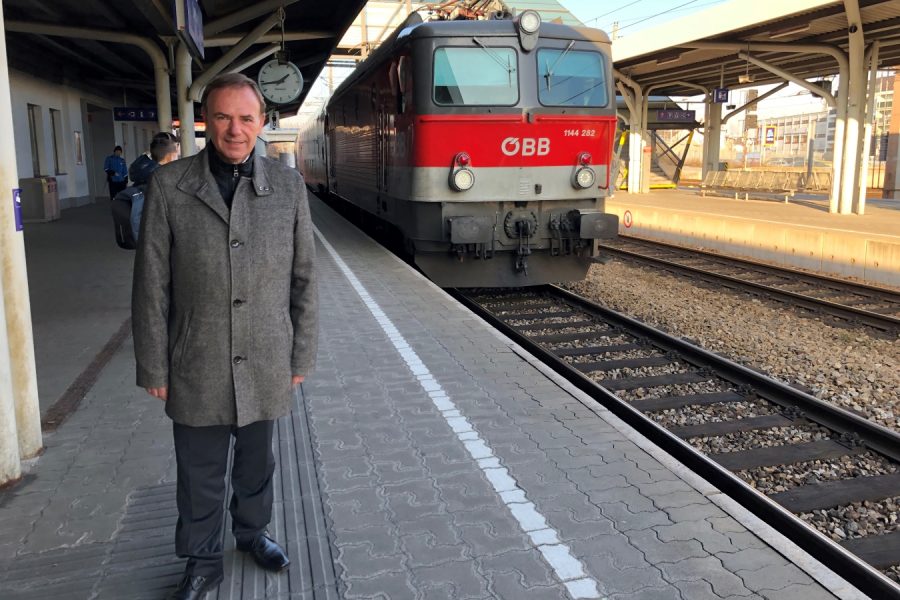 Gerald Bischof am Bahnsteig bei einfahrendem Zug