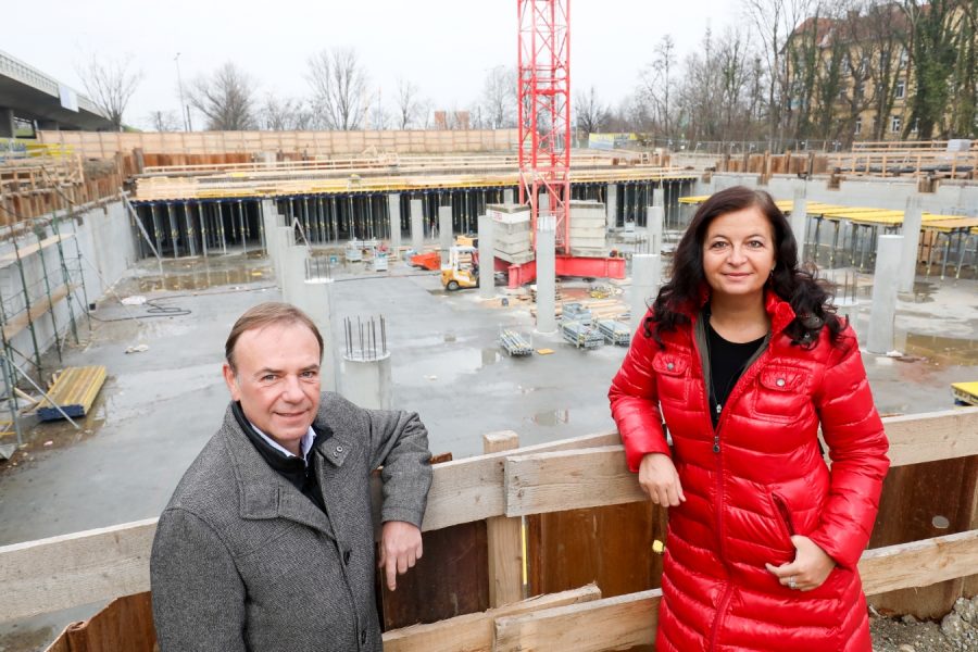 Stadträtin Sima mit Bezirksvorsteher Bischof vor dem in Bau befindlichen Speicherbecken Gelbe Haide