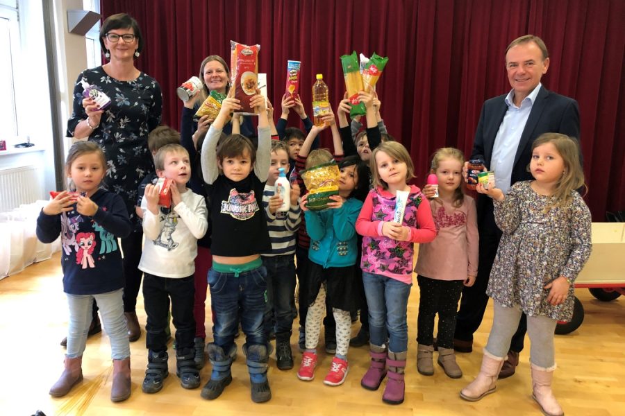 Bezirksvorsteher Gerald Bischof mit Kindern