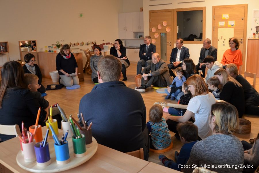 Gerald Bischof bei der Eröffnungsfeier in einer Kindergartengruppe