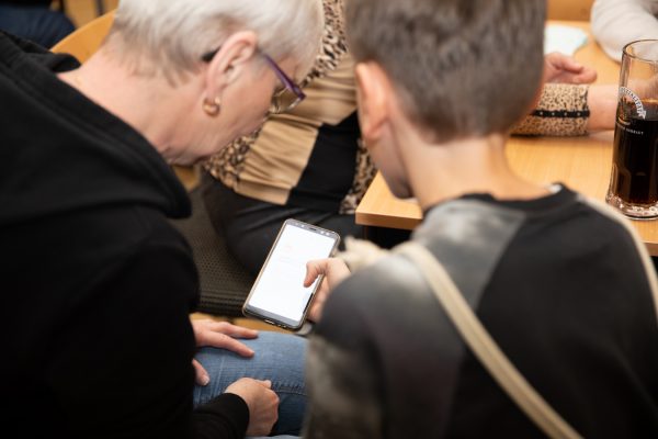 Junger Liesinger hilft Pensionisten mit dem Smartphone