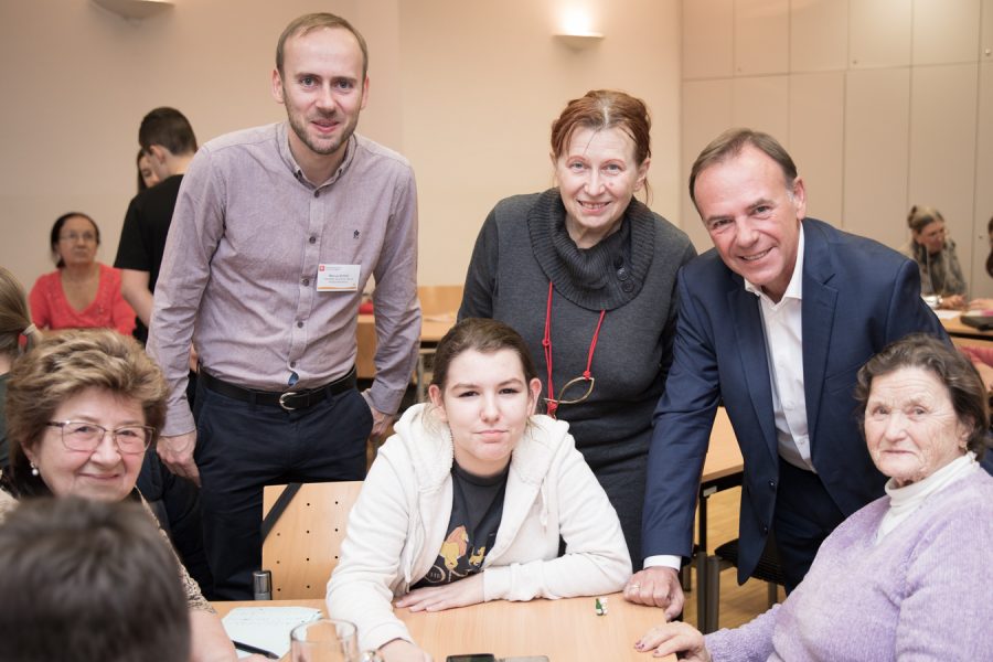 Gruppe von Leuten mit Gerald Bischof bei den Smartphonebuddies