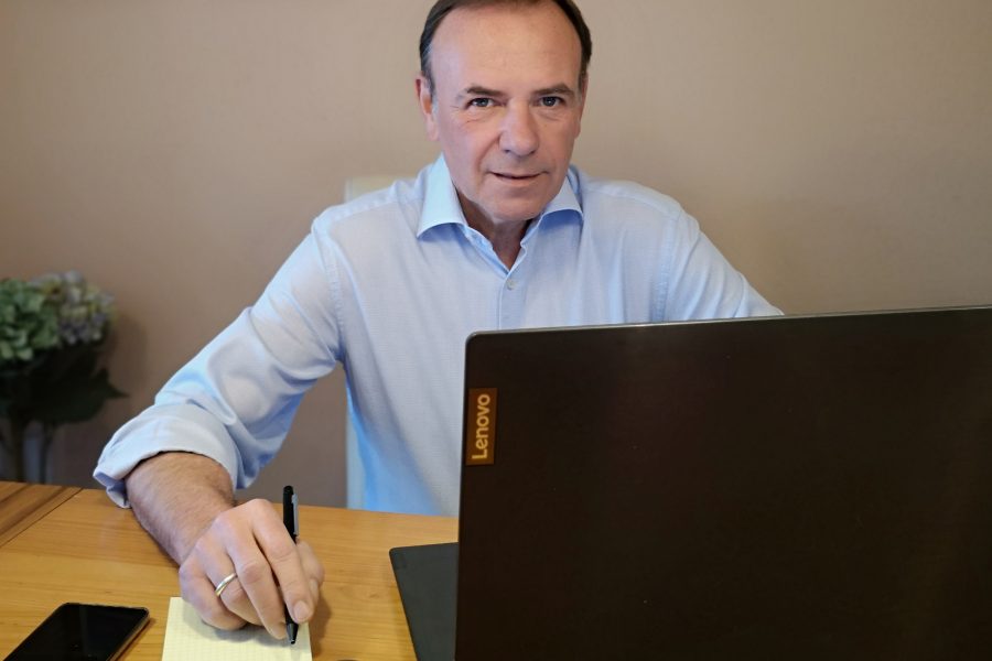 Bezirksvorsteher Gerald Bischof vor einem Laptop bei der Homeoffice