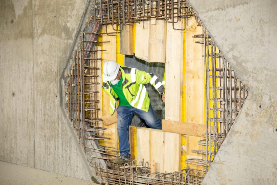erster Arbeiter steigt durch den neuen Tunnel ins Speicherbecken