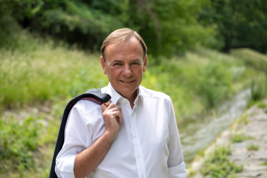 Bezirksvorsteher Gerald Bischof steht neben dem Liesingbach