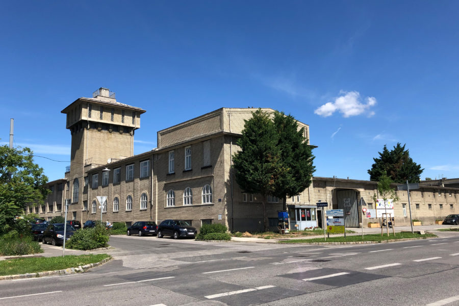 F23 Sargfabrik von der gegenüberliegenden Straßenseite der Breitennfurterstraße aufgenommen