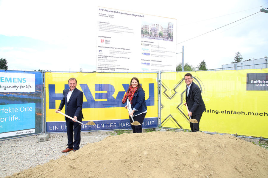 Bezirksvorsteher Bischof, Stadträtin Gaal und Stadtrat Czernohorszky beim Spatenstich