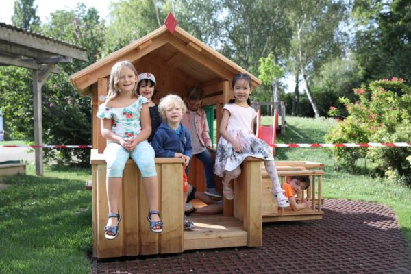 Kinder auf einem Kinderspielgerät