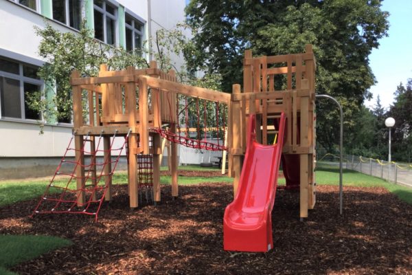 Kinderspielgerät vor einer Wiener Schule
