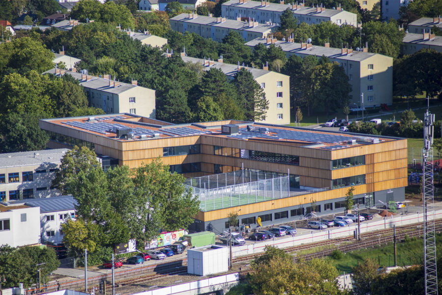 neue Volksschule Erlaaer Schleife 2 von oben aufgenommen