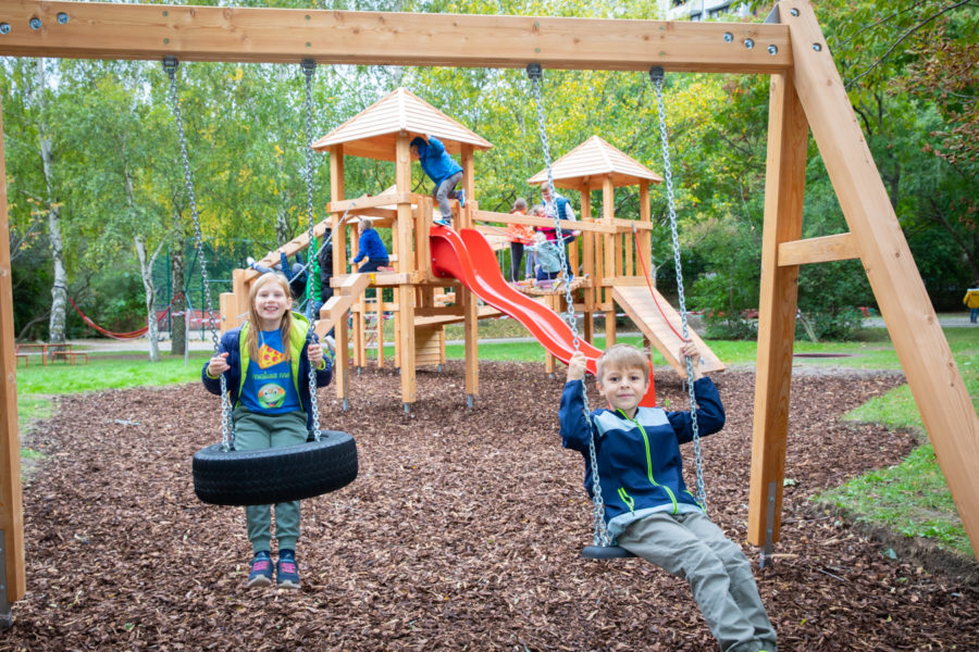 2 Kinder auf einer Schaukel