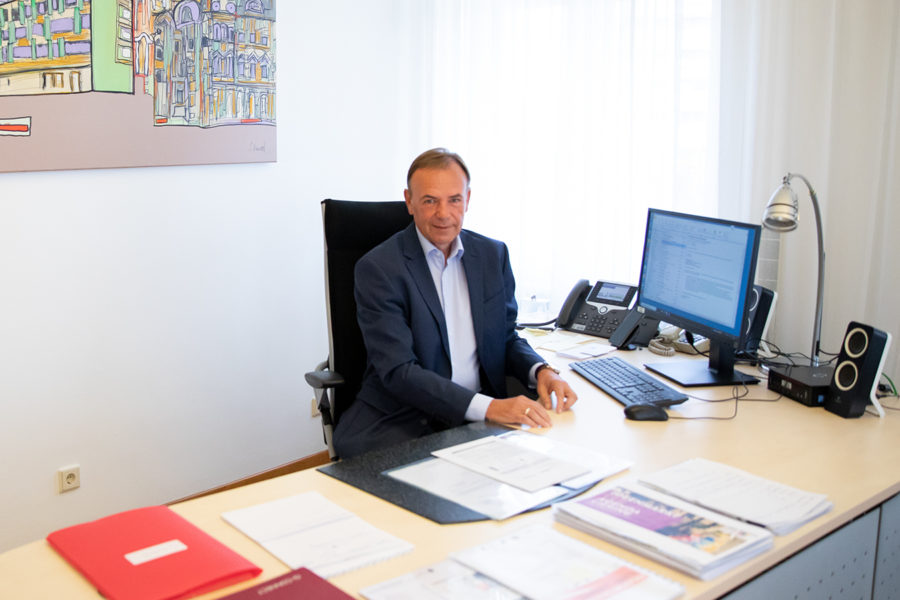 Gerald Bischof am Wahlsonntag an seinem Schreibtisch