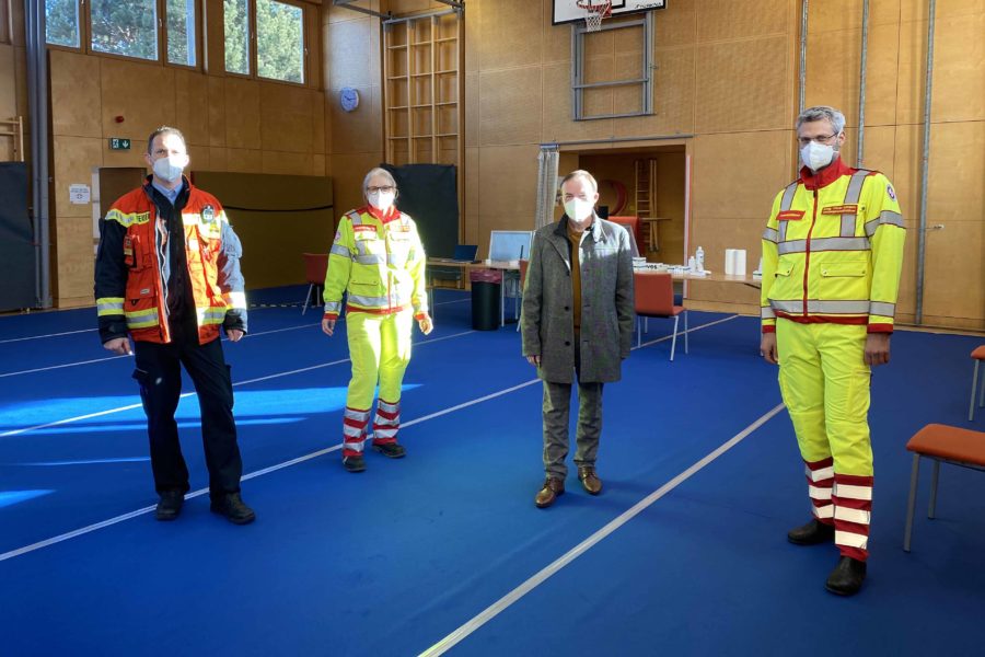 4 Personen in Covid Testzentrum