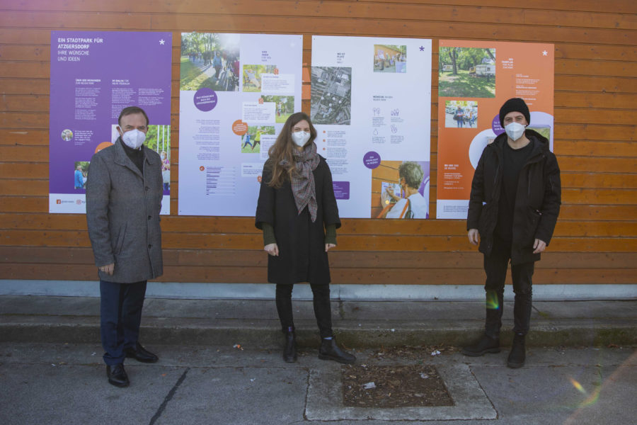 3 Personen vor der Outdoor Ausstellung der Ideen