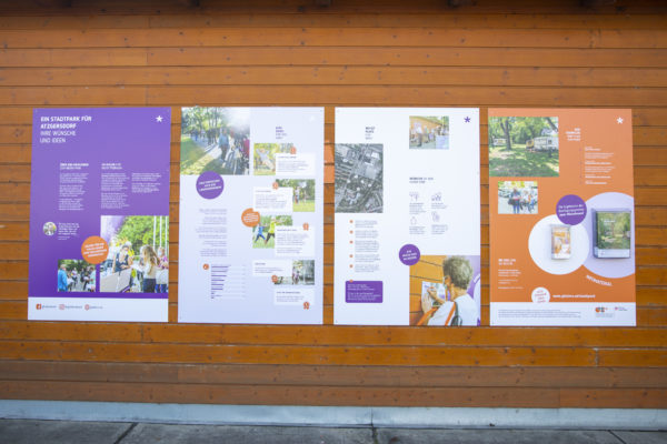 4 Tafeln der Outdoor Ausstellung auf einer Holzwand