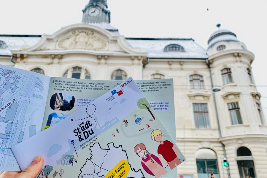 Rätselheft und im Hintergrund ein Teil des Liesinger Rathaus