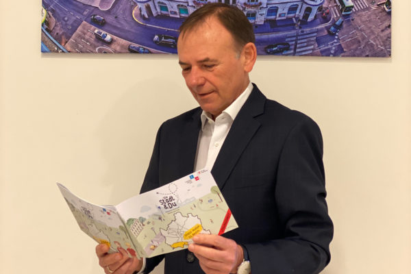 Gerald Bischof liest im Rätsel Heft