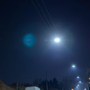 LED Straßenhängeleuchten bei Nacht