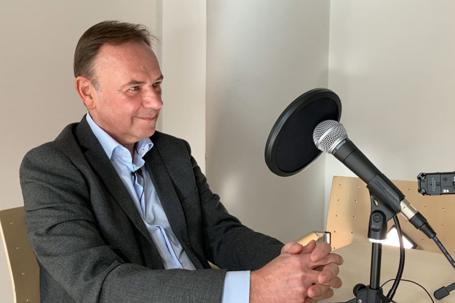 Bezirksvorsteher Gerald Bischof sitzend vor einem Microphon