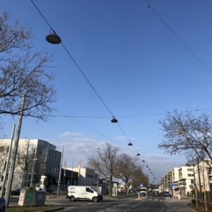 LED Straßenhängebeleuchtung bei Tag