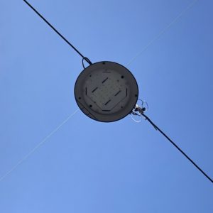 LED Straßenhängeleuchte einzeln bei Tag