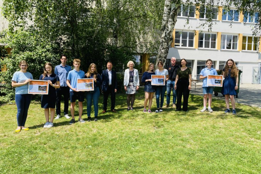 Gruppe von Personen auf einer Wiese