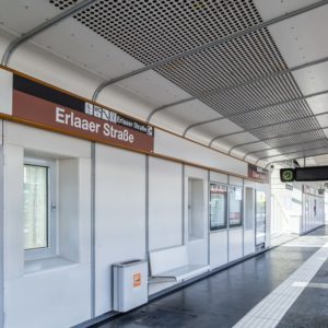 U6 Station Erlaaer Straße am Bahnsteig