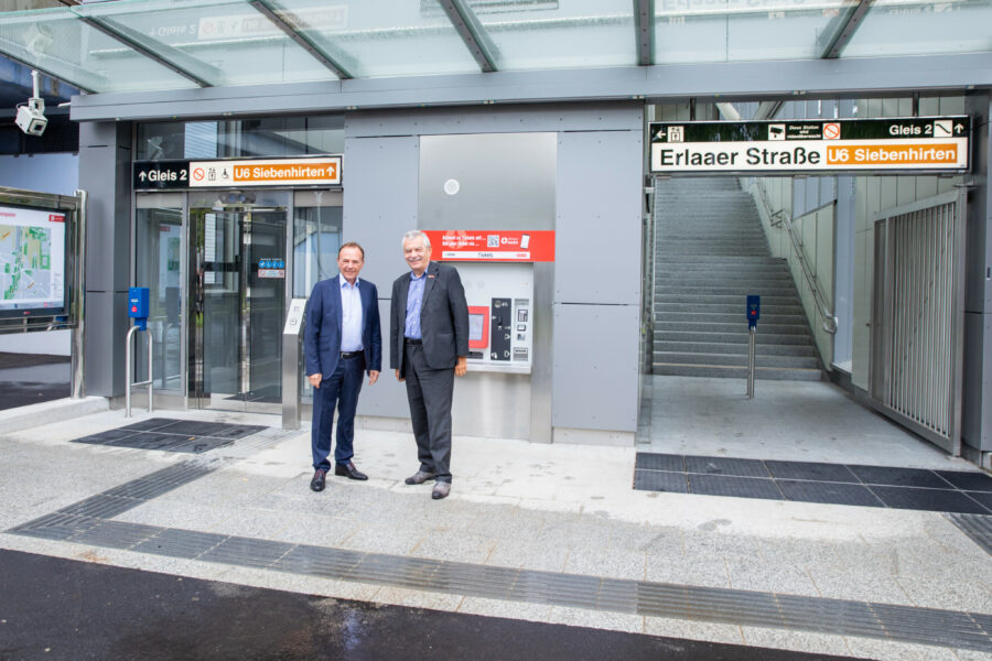 Bezirksvorsteher Gerald Bischof und Geschäftsführer der Wiener Linien Günter Steinbach vor dem neuen Zugang zur U6 Station Erlaaer Straße