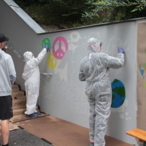 Liesinger Jugend lässt mittels Spraydosen ein Graffitikunstwerk entstehen
