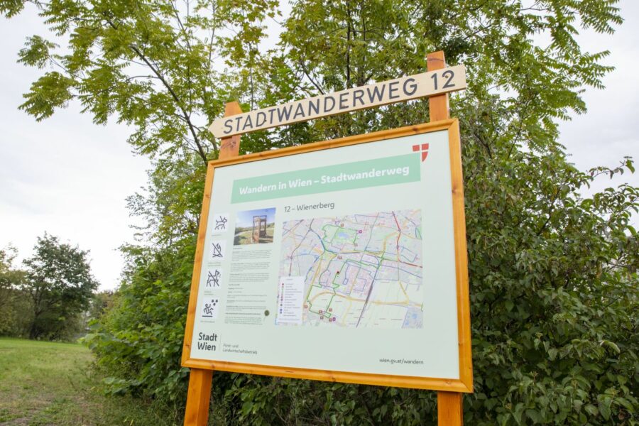 Holztafel mit Plan und Highlights des Standwanderweg 12