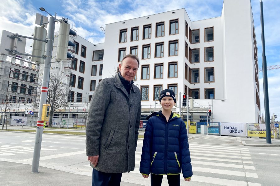 Bezirksvorsteher Gerald Bischof mit Mädchen vor dem neuen Bildungscampus