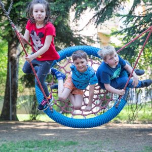 2 Kids in einer Korbschaukel