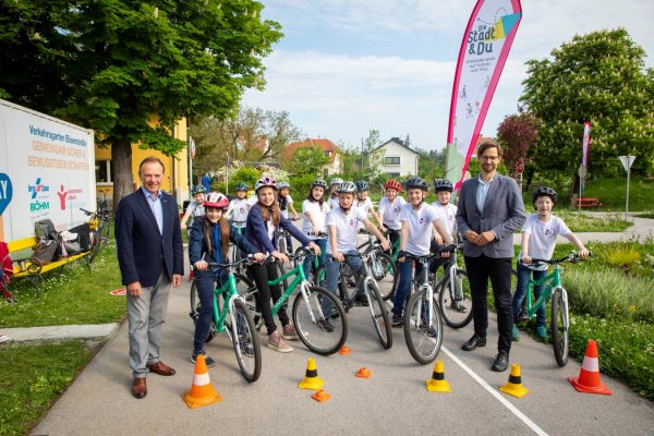 Gruppe von Kids auf Rädern mit links dem Bezirksvorsteher, rechts dem Fahrradbeauftragtem der Stadt Wien