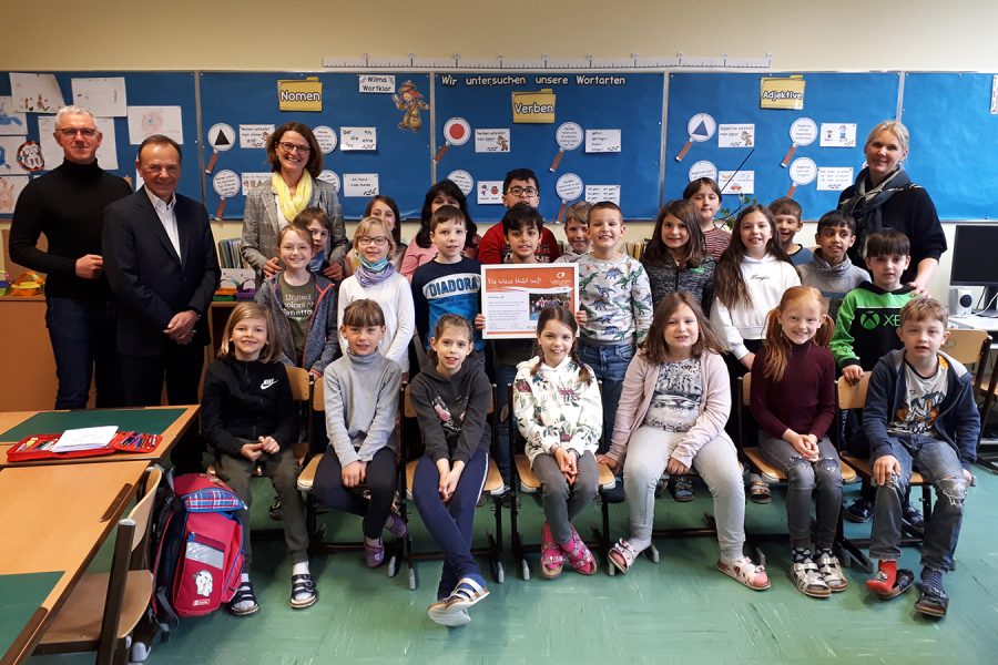 Gruppenfoto einer Schulklasse in einem Klassenzimmer