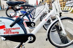 WienMobil Räder in der Erlaaerschleife in Reih und Glied