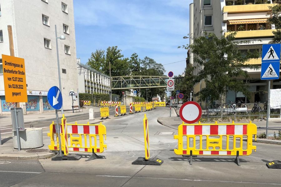 Straße mit Verkehrsschildern und Straßenabsperrung