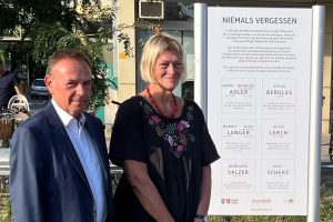 Gerald Bischof mit Waltraut Kovacic neben der "Steine der Erinnerung"s Gedenktafel am Liesinger Hauptplatz