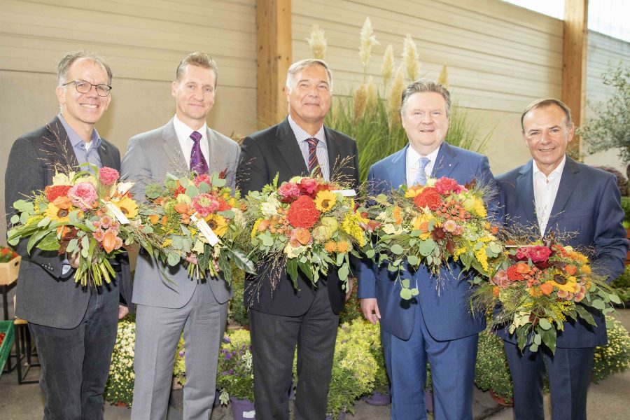 Geschäftsführer Großmarkt Wien Stephan Barasits, Wien Holding-Geschäftsführer Oliver Stribl, Wirtschaftskammer Wien Präsident Walter Ruck, BM Michael Ludwig, BV Gerald Bischof mit Blumensträußen in der Hand