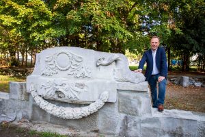 Gerald Bischof steht an restaurierten Mauerresten