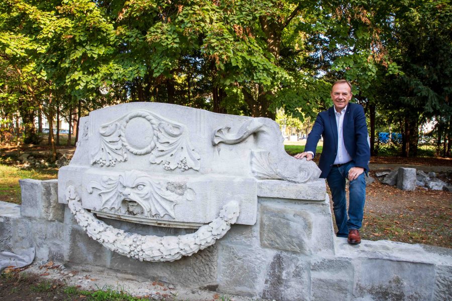 Gerald Bischof steht an restaurierten Mauerresten