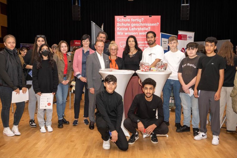Gruppe von Jugendlichen mit Gerald Bischof und anderen Personen auf der Berufsinfo Veranstaltung