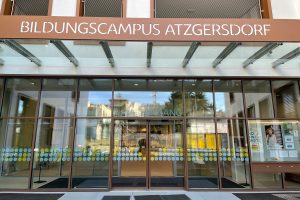 Eingangsbereich - Glastüren, darüber der Schriftzug Bildungscampus Atzgersdorf