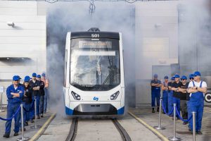 Neuer TW500 fährt mit Nebeleffekt aus der Garage