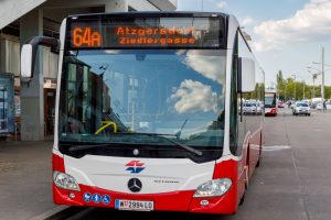 Bus 64A von vorne in der Station stehend