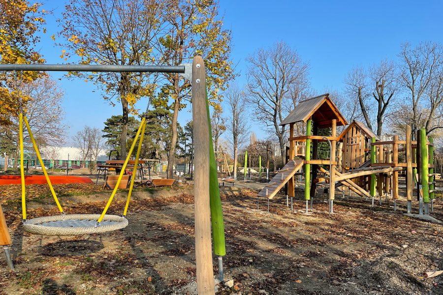 Schaukel vorne links, Kletterturm hinten rechts